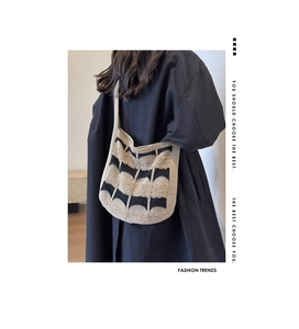 Détail du motif géométrique en tricot et texture sur le grand sac cabas beige