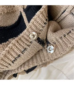 Vue macro détaillée de la texture du tissu tissé et des boutons-pression en métal argenté