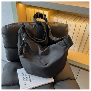 Détail du sac croissant en nylon noir avec boucle réglable et tirette de fermeture tressée