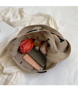 Vue de dessus d'un grand sac cabas en maille de coton avec fermeture aimantée et espace