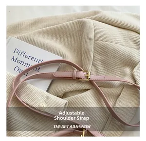 Détail de la bandoulière réglable en cuir PU rose pâle avec boucle dorée chic