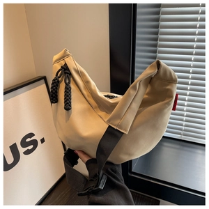 Détail du sac croissant en nylon kaki avec fermeture éclair à cordon noir