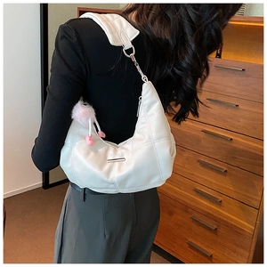 Gewatteerde crème hobo tas vanaf de achterkant op model toont de maat en zachte stof