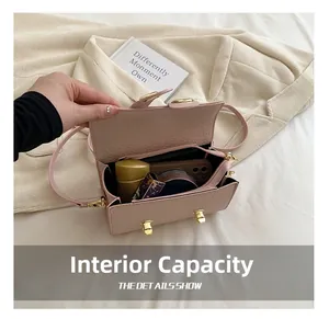 Vue intérieure du sac rose montrant la capacité pour téléphone et maquillage