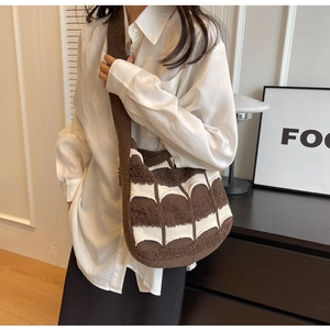 Détail du sac cabas tissé montrant la texture ondulée 3D et les coutures contrastées