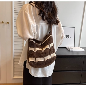 Gros plan du sac fourre-tout tricoté marron et beige au motif quadrillé texturé