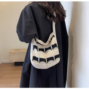 Vue détaillée de la texture tissée et du motif géométrique sur le grand sac cabas