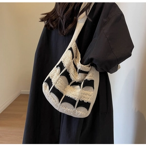 Gros plan sur un sac fourre-tout tissé noir et blanc avec texture en maille douce