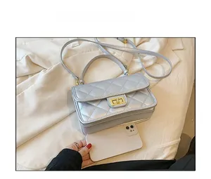 Mini borsa a tracolla trapuntata argento con chiusura oro e confronto dimensioni