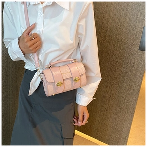 Détail du sac en cuir rose embossé crocodile avec ferrures dorées et lettrage fashion