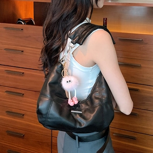 Dames Gewatteerde Hobo Schoudertas Grote Capaciteit Metallic PU-leer Dumpling-tas Met Roze Monster Pluche Hanger