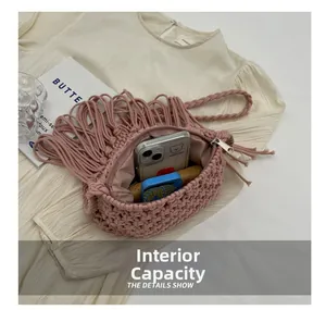 Innenraum der rosa handgewebten Quastentasche mit Platz für Handy und Geldbörse