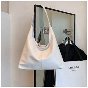 Sac fourre-tout beige minimaliste montrant le grain naturel et les détails de couture