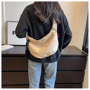 Détail de vue arrière du sac à bandoulière en nylon beige de forme croissant