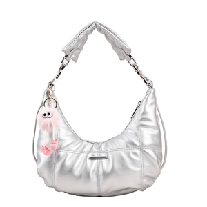 Gewatteerde zilveren hobo-tas in halve maanvorm met roze pluche monster hanger