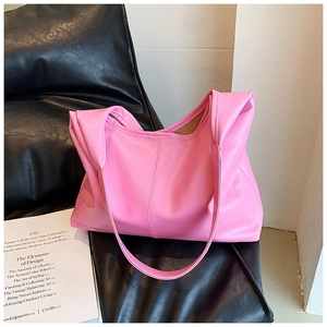Vue détaillée d'un sac cabas rose texture cuir litchi avec surpiqûres élégantes