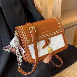 Borsa a tracolla bicolore da donna con trama intrecciata e foulard decorativo in seta