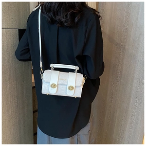 Vue arrière du sac bandoulière blanc à motif litchi avec fermoirs dorés et poignée haute
