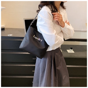 Details der schwarzen Oxford-Schultertasche mit Lucky-Stickerei und Kettenriemen
