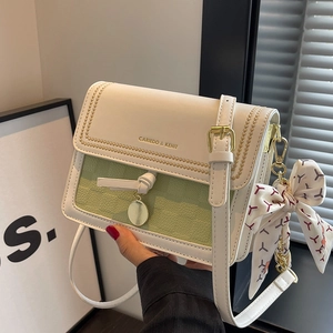 Piccola borsa a tracolla bianca e verde con foulard in seta e fibbia dorata elegante