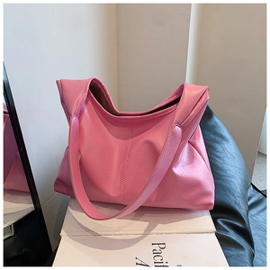Détail du sac hobo rose avec texture froissée brillante et coutures verticales soignées