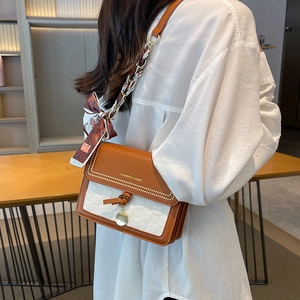 Borsa a tracolla colorblock da donna con catena dorata e dettaglio sciarpa di seta