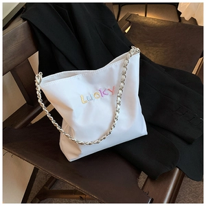 Detailansicht der weißen Oxford-Tasche mit Lucky-Stickerei und Ketten-Schultergurt