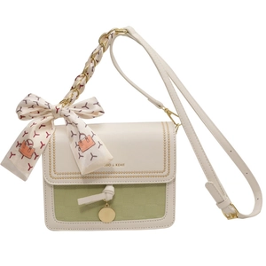 Elegante borsa a tracolla bicolore panna e verde con catena e sciarpa di seta decorativa