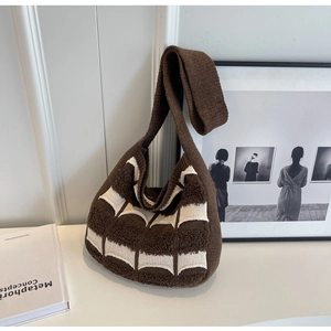 Détail de la texture en maille épaisse sur le sac hobo à carreaux marron et blanc