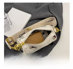 Détail montrant la capacité intérieure du sac cylindre en toile crème avec bandoulière