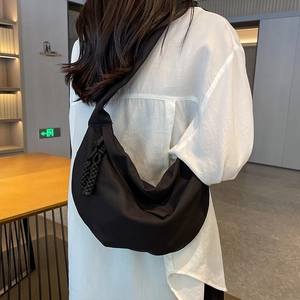 Sac bandoulière en nylon noir en forme de croissant avec sangle réglable et fermeture