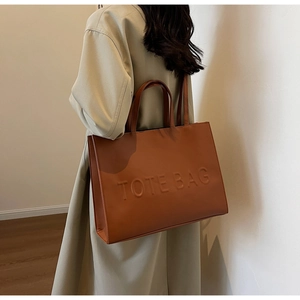 Sac fourre-tout marron à grande capacité avec texte embossé porté à l'épaule