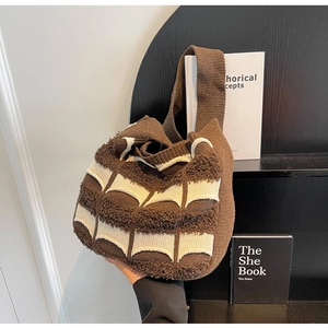 Détail du sac cabas en maille montrant la texture tissée marron et le motif en peluche