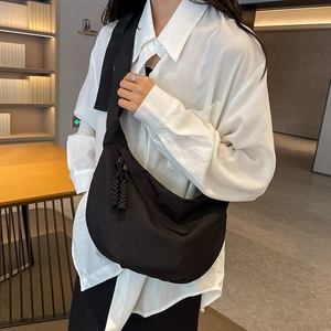 Sac à bandoulière demi-lune en nylon noir avec fermeture tissée et large sangle confort