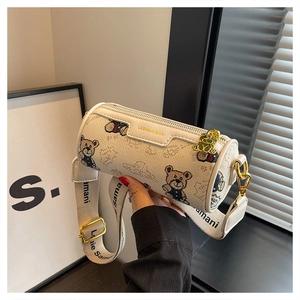 Détail d'un mini sac cylindre avec motif d'ours en peluche et large sangle