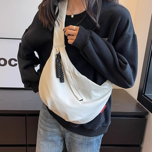 Sac bandoulière croissant en nylon blanc avec étiquette TOUGHBEAR et zip noir