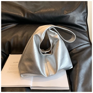 Détail du sac hobo argenté avec texture froissée et fermoir à bouton-pression chic