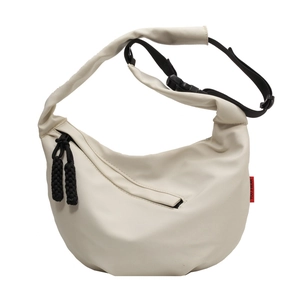Sac bandoulière demi-lune en nylon beige avec sangle noire réglable et boucle robuste