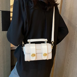 Sac à main carré blanc à motif crocodile avec fermoir doré et lettrage fashion