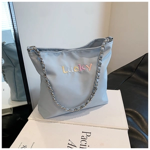 Detail der hellblauen Nylon-Beuteltasche mit Lucky-Stickerei und Ketten-Schultergurt