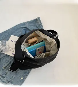Vue intérieure du grand sac en toile noire montrant ses compartiments et son rangement