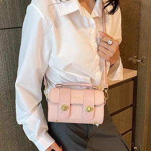 Petit sac carré rose à texture litchi avec fermoir doré et bandoulière réglable