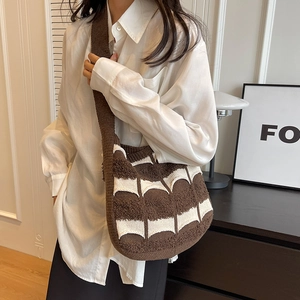 Sac fourre-tout tricoté avec motif de vagues géométriques et large bandoulière en marron
