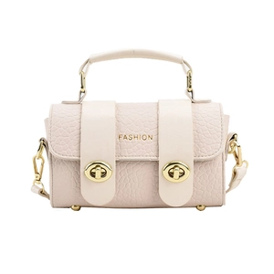 Sac bandoulière blanc cassé avec texture autruche, poignée et fermoir doré chic