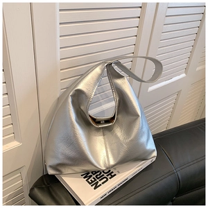 Détail d'un sac hobo argenté métallisé avec une texture plissée naturelle sur le cuir