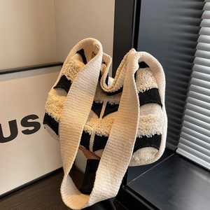 Sac fourre-tout en tricot à rayures noires et blanches avec texture tissée et bandoulière