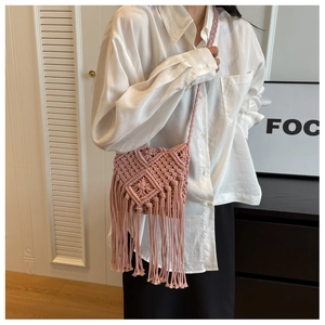 Detail der rosa handgewebten Baumwolltasche mit Fransen und Rautenmuster zum Umhängen