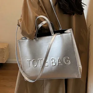 Sac Fourre-tout en Cuir PU Grande Capacité pour Femmes Sac à Bandoulière Minimaliste avec Lettres en Relief Mode Bureau