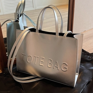 Grand sac cabas argent métallisé avec lettrage en relief et bandoulière réglable
