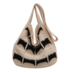 Sac cabas tissé en maille pour femme avec motif contrasté noir et blanc et bords francs